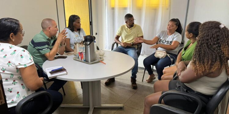 Candeias: Prefeito Eriton Ramos se reúne com feirantes da Central afetados pelas chuvas e garante apoio