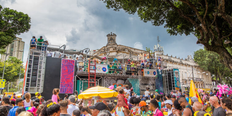 Abertura do carnaval atrasa 3 horas e foliões se revoltam