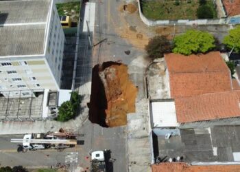 Cratera que abriu em rua, desalojou 156 pessoas e aumenta após nova queda de tubulação