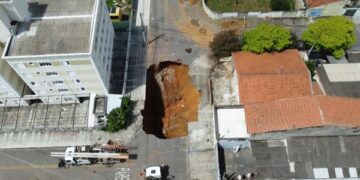 Cratera que abriu em rua, desalojou 156 pessoas e aumenta após nova queda de tubulação