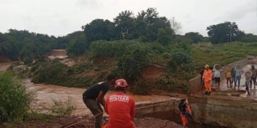 Bombeiros e Defesa Civil resgatam moradores ilhados após fortes chuvas na zona rural de São Francisco