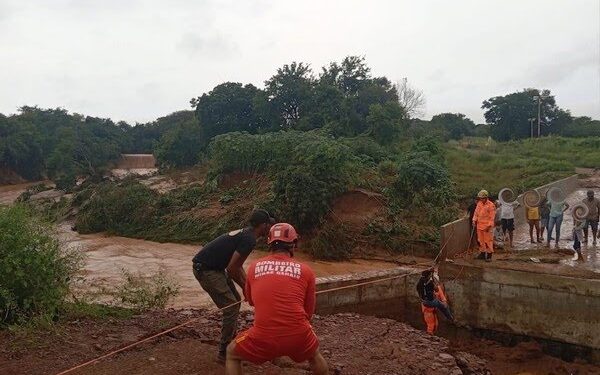 Bombeiros e Defesa Civil resgatam moradores ilhados após fortes chuvas na zona rural de São Francisco