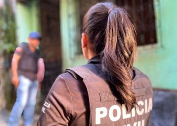 Mulher é presa suspeita de dopar homem durante encontro em um bar e roubar mais de R$ 18 mil