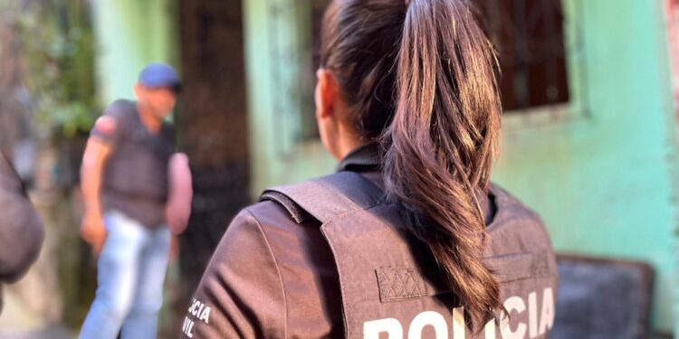 Mulher é presa suspeita de dopar homem durante encontro em um bar e roubar mais de R$ 18 mil