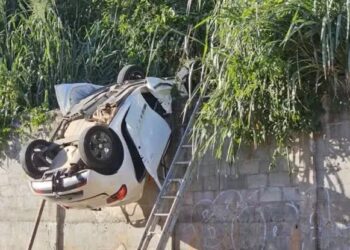 Carro cai de altura de cerca de 17 metros e deixa adolescente preso às ferragens em Salvador