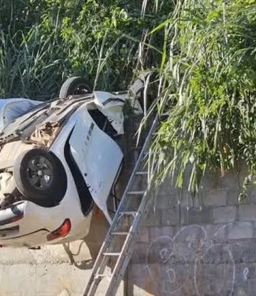 Carro cai de altura de cerca de 17 metros e deixa adolescente preso às ferragens em Salvador