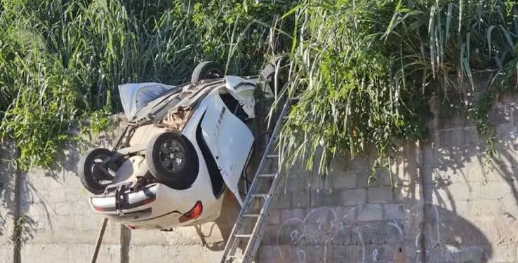 Carro cai de altura de cerca de 17 metros e deixa adolescente preso às ferragens em Salvador