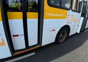 PM atira em pneus de ônibus para conter motorista em surto, em alta velocidade na Avenida Paralela