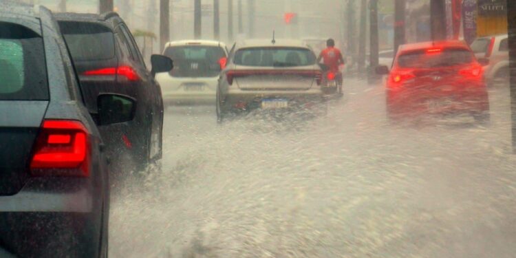 Bahia em alerta: dupla de ciclones atinge o Brasil e causa chuvas intensas