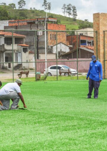 Candeias: Prefeitura inicia instalação de grama sintética no campo da Urbis 2