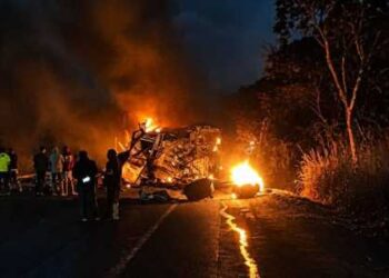 Seis baianos morrem em acidente entre carreta e ônibus na BR-251