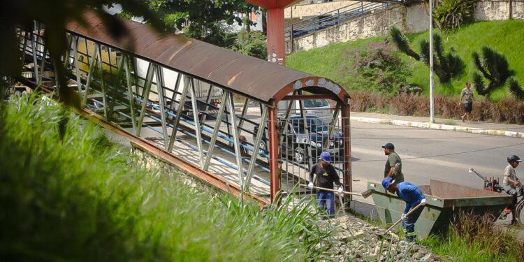 Candeias: Obras avançam e equipes intensificam recuperação da passarela da Nova Candeias