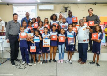 Candeias: Prefeitura entrega quase 200 óculos de grau gratuitos para alunos da rede municipal