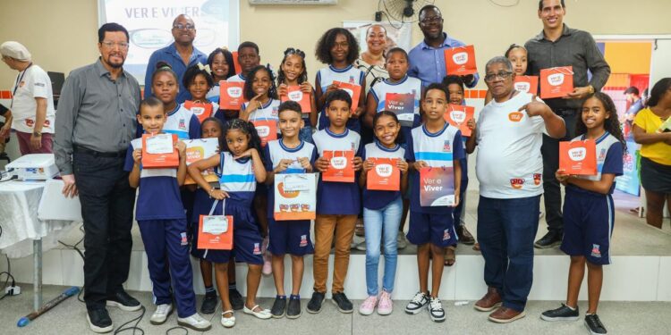 Candeias: Prefeitura entrega quase 200 óculos de grau gratuitos para alunos da rede municipal