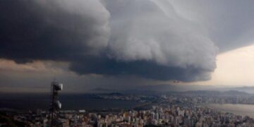 Ciclone extratropical e frente fria se formam na costa do Sul do Brasil