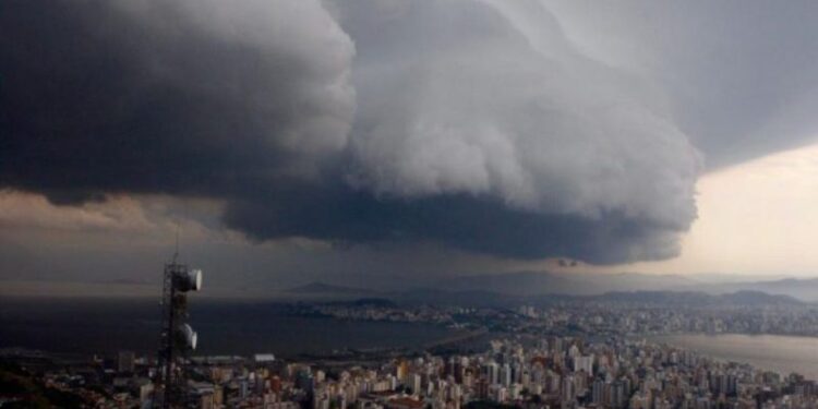 Ciclone extratropical e frente fria se formam na costa do Sul do Brasil
