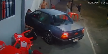 Tragédia no Trânsito: Carro desgovernado sobe calçada e atropela pessoas e derruba parede de um bar
