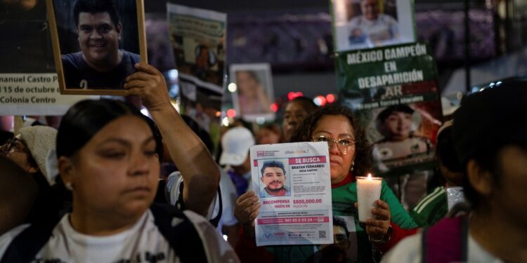 Horas antes da abertura da Copa, parentes de vítimas de cartéis fazem ato na capital mexicana