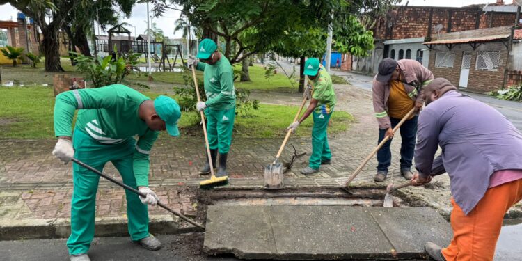 Candeias: Técnicos da Defesa Civil e SEMAN atendem chamados de moradores após forte chuva