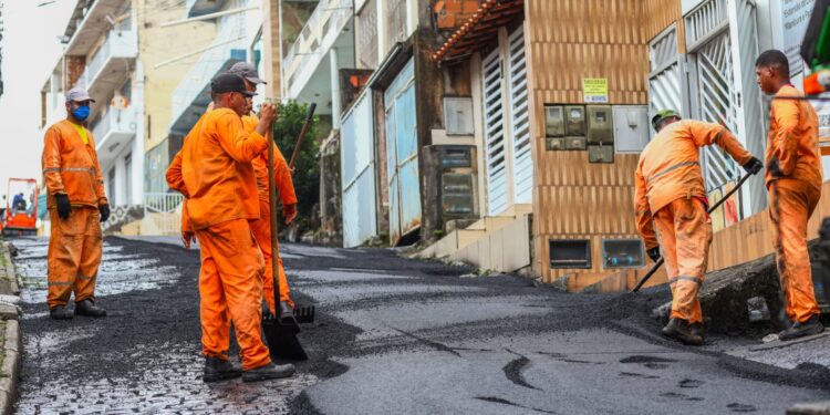 Programa Asfalta Candeias chega ao bairro do Santo Antônio