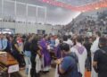 Comoção e aplausos marcam despedida de atletas de time de basquete mortos em acidente