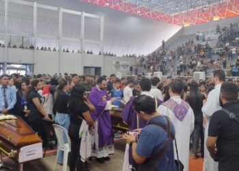 Comoção e aplausos marcam despedida de atletas de time de basquete mortos em acidente