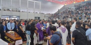Comoção e aplausos marcam despedida de atletas de time de basquete mortos em acidente