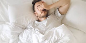 Saúde: você sabia que cordar com a garganta seca, voz rouca, pode ser um dos primeiros sinais de refluxo silencioso durante o sono