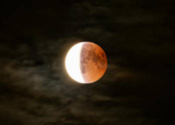 Eclipse solar leva dezenas de pessoas a hospitais