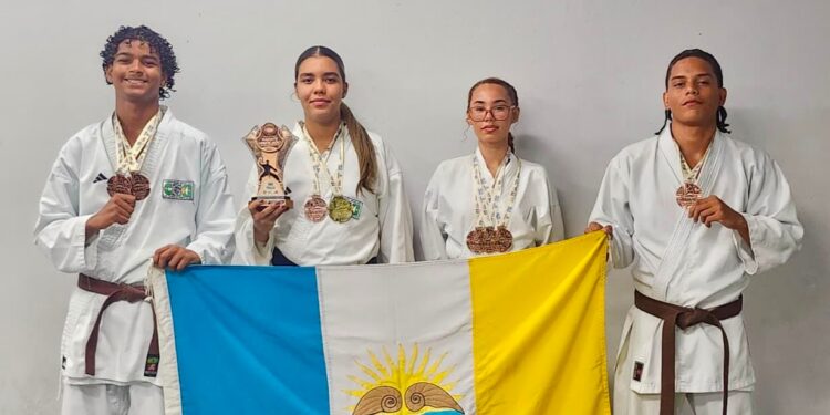 Atletas de Madre de Deus conquistam seis medalhas no Campeonato Baiano de Karatê Interestilos
