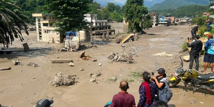 Avalanche de lama na fronteira do Nepal com o Tibete deixa 160 mortos e quase 1000 desaparecidos