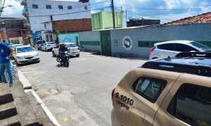 Candeias: Homem invade escola armado