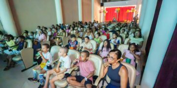 Semana da Criança: Estudantes de escola municipal conhecem o CineTeatro e assistem a filme