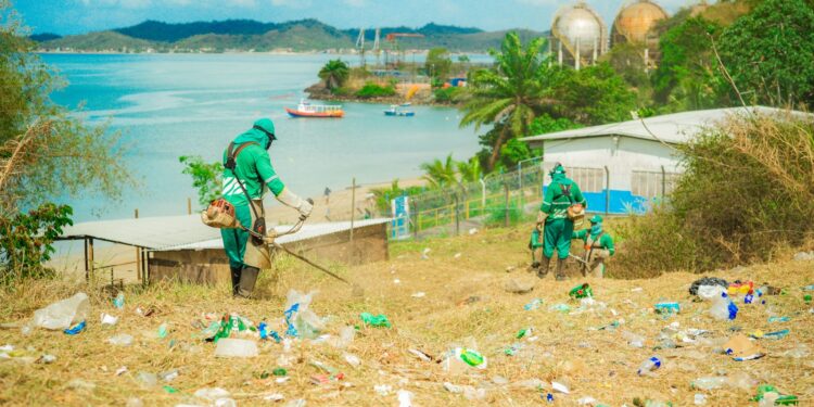 Candeias: SEMAN realiza limpeza na Prainha em Caboto