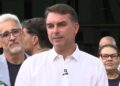 Flávio Bolsonaro faz primeira visita ao ex-presidente Jair Bolsonaro após fim de restrições do STF
