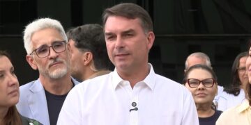 Flávio Bolsonaro faz primeira visita ao ex-presidente Jair Bolsonaro após fim de restrições do STF