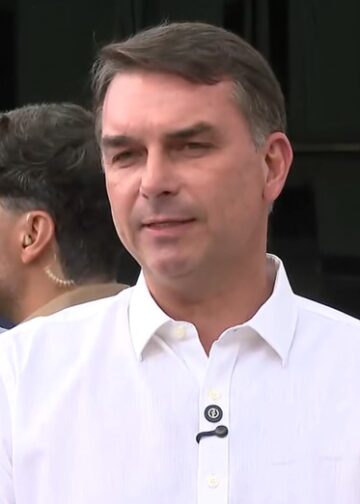 Flávio Bolsonaro faz primeira visita ao ex-presidente Jair Bolsonaro após fim de restrições do STF